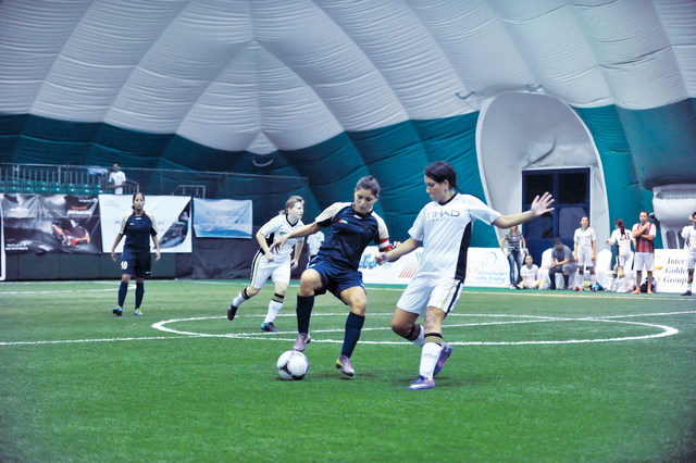 "من مباريات القدم النسائية البيان"