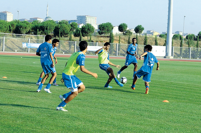 "من تدريبات منتخب 96 البيان"