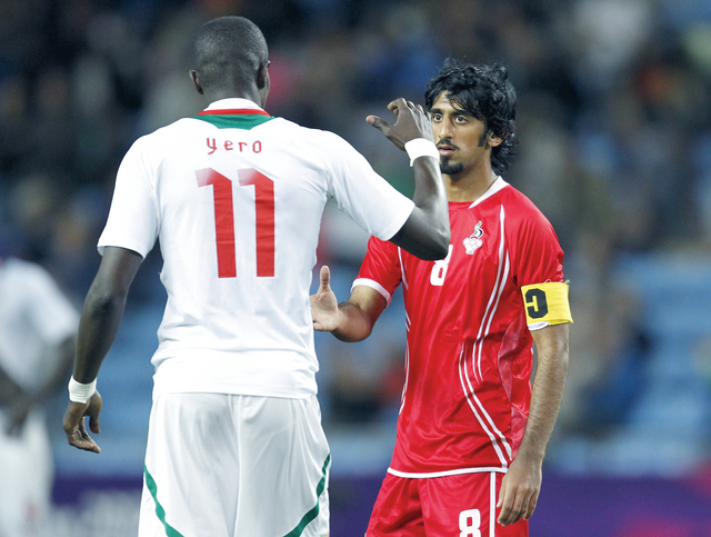 "الكمالي يصافح السنغالي يورو بعد نهاية المباراة ( أف ب)"
