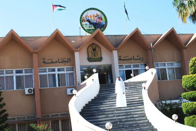 "المهيري أمام بوابة الجامعة في أربد"