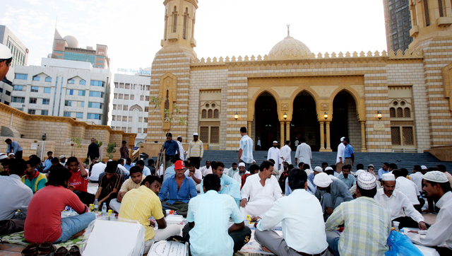 "خيام الإفطار تتوزع على كافة مناطق الدولة وتستقطب الآلاف"