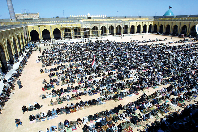 "جموع المصلين ينتظرون إقامة الصلاة"