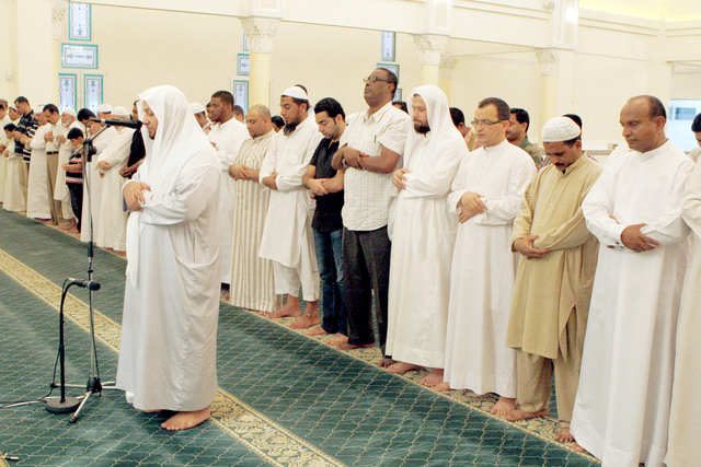 "مصلون في أحد مساجد القصيص\t تصوير: عماد علاء الدين"