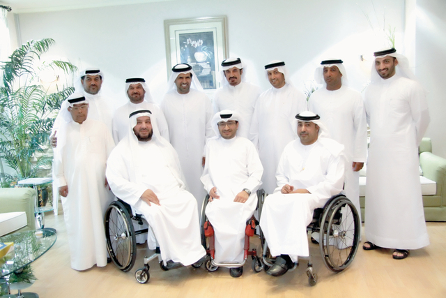 "الهاملي وبن سليم يتوسطان أعضاء البعثة الإدارية المرافقة لمنتخب المعاقين (البيان)"