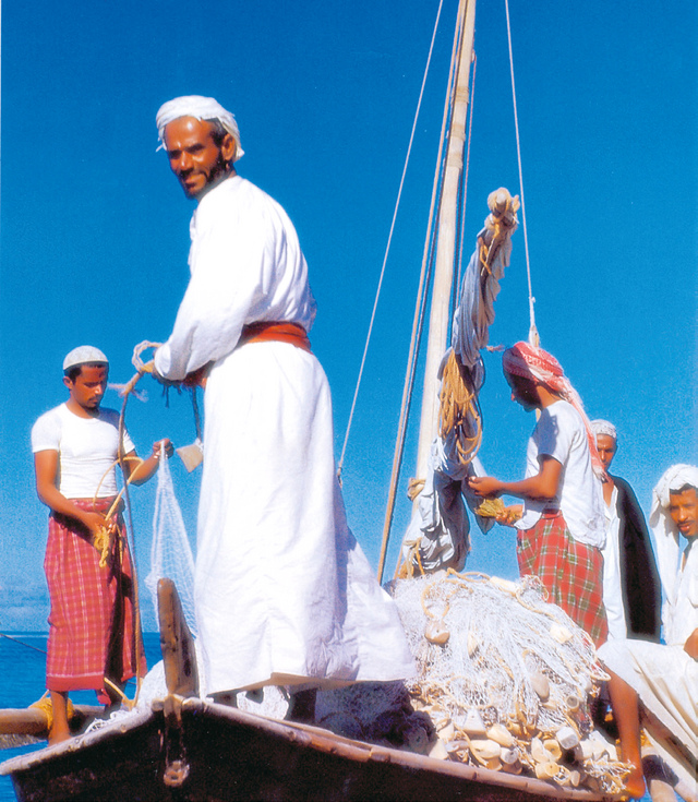 "الصيادون يصلحون شباكهم استعدادا لرزق البحر الوفير"