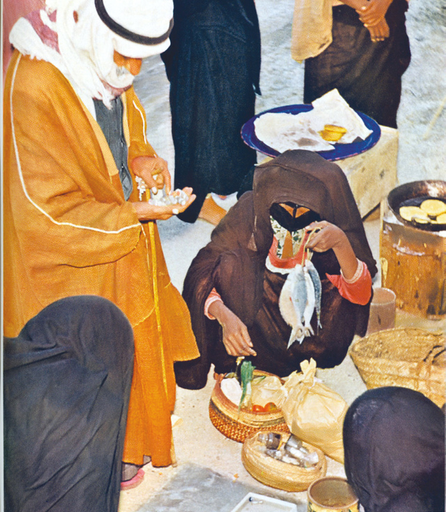 "ركن في أحد أسواق دبي قديما"