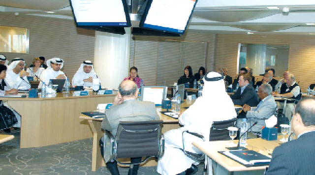 "مدير عام الغرفة في أحد اللقاءات مع ممثلي مجموعات العمل                                    البيان"