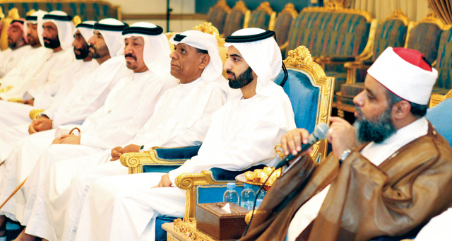 "وسموه يستمع إلى المحاضر"