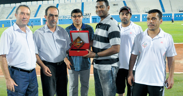 "محسن مصبح يهدي ممثل البنزرتي درع الشارقة \tمن المصدر"