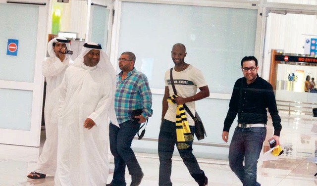 "شيكابالا لحظة وصوله إلى مطار دبي برفقة حسن طالب وأحمد عبد الفتاح\t البيان"