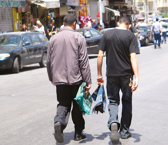 "كل يحمل سجادته تحسبا لازدحام المساجد بالمصلين"