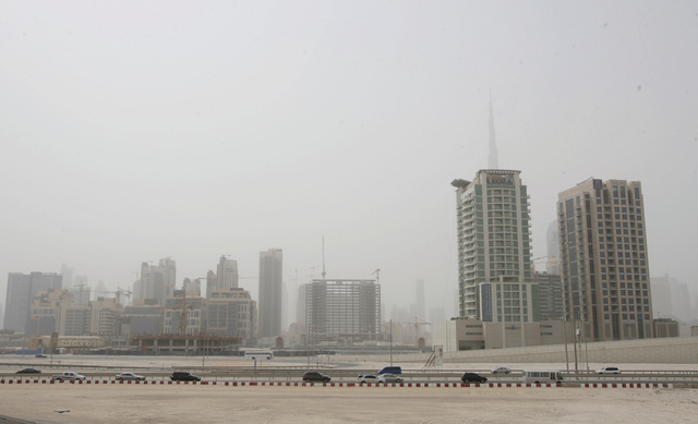 "الغبار والاتربة غطت الشوارع والساحات ومنعت الرؤية"