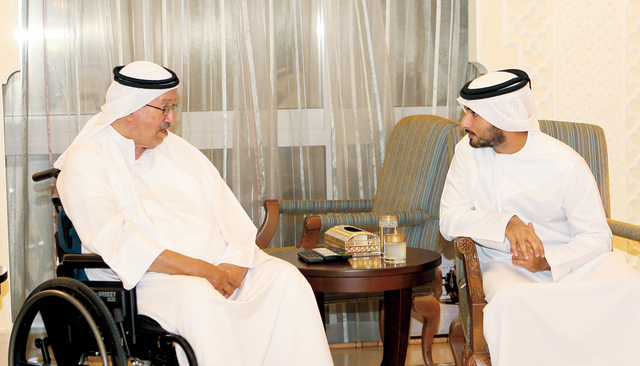 "ماجد بن محمد يتبادل الحديث مع محمد الملا"