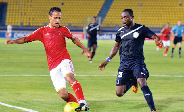 "وليد سليمان لاعب الاهلي المصري يستحوذ على الكرة من أحد لاعبي شيلسي الغاني\tتصوير - سعيد عبد الحميد"