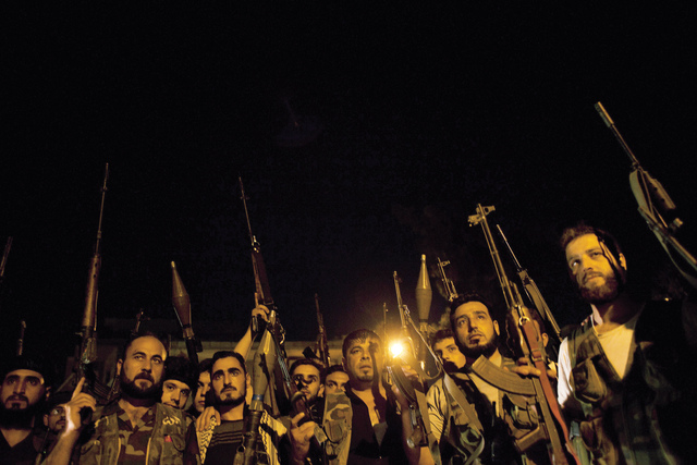 "أعضاء في الجيش الحر يستعدون للتوغل في حي صلاح الدين بحلب \tأ.ف.ب"