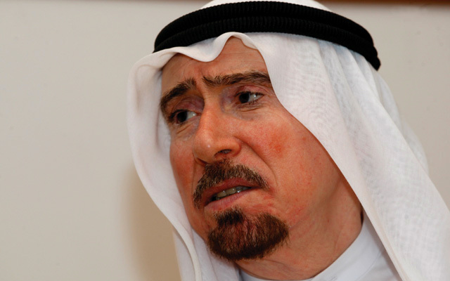 "علي الهاشمي يستذكر الماضي بحزن \tتصوير ناصر"