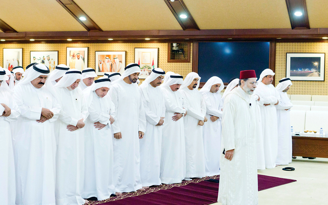 "محمد بن زايد يؤدي الصلاة"