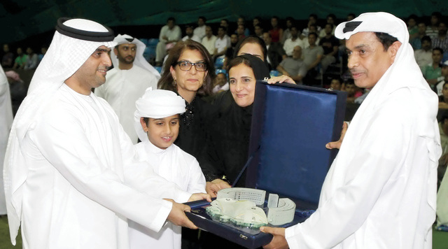 "الكعبي يقدم درعا تذكاريا إلى لبنى القاسمي"