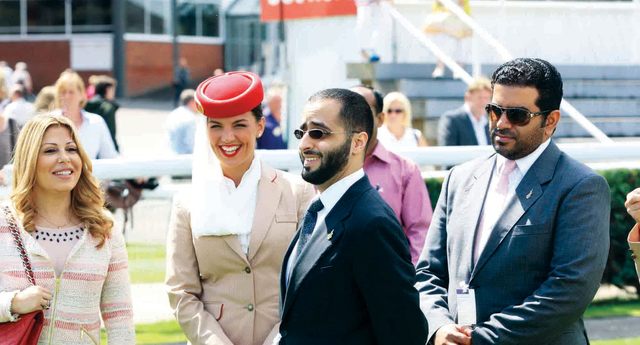 "محمد بن مكتوم يتابع السباق"