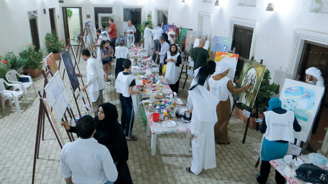 "ورشة الفنانين الجماعية في شهر رمضان\t تصوير ــ البيان"