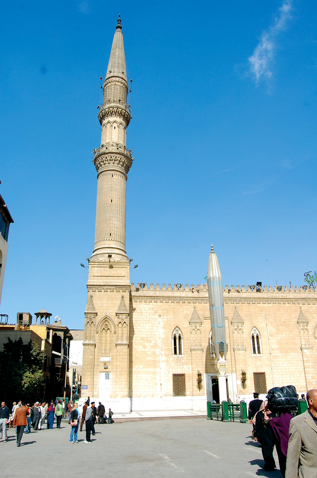 "هيبة وشموخ يجسدهما المسجد من الخارج"