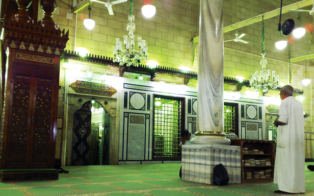 "داخل المسجد . . ساحة بالعبق فواحة واجواء التهجد والتعبد"