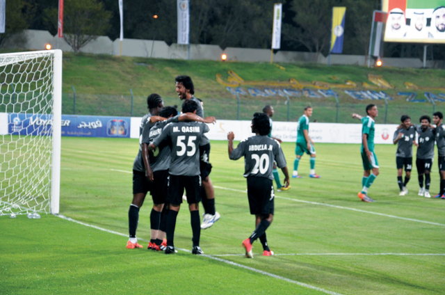 "فرحة لاعبي الظفرة بالهدف من المصدر"