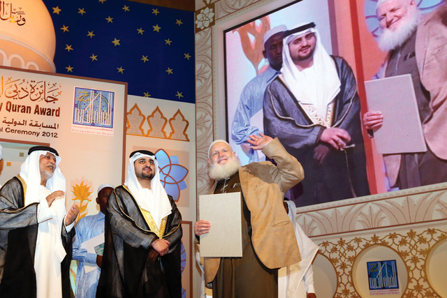 "وسموه يكرم الشخصية الإسلامية للجائزة يوسف استيس"