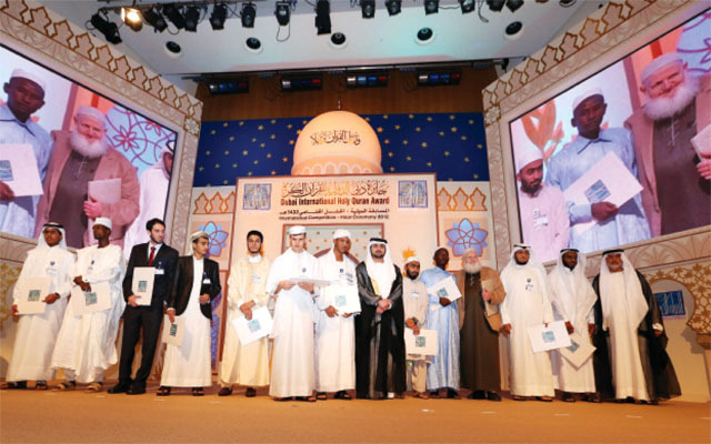 "مكتوم بن محمد في لقطة تذكارية مع المكرمين بحضور بوملحة\t تصوير ـــ محمد هشام"