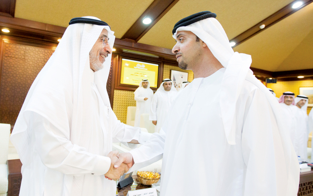 "هزاع بن زايد خلال حضوره محاضرة \"الحب العائلي\" \tوام"