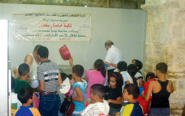 "التكية تقدم الطعام للجميع مجانا دون من أو أذى"