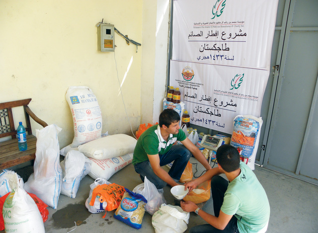 "مؤسسة محمد بن راشد للأعمال الخيرية والإنسانية توزع حصص الغذاء لمشروع إفطار الصائم في طاجكستان أرشيفية"