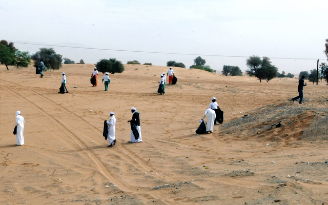 "حملة نظافة في بر ام القيوين بحضور مدير دائرة بلدية ام القيوين تحت شعار البر في عيوننا تصوير ــــ يونس يونس"
