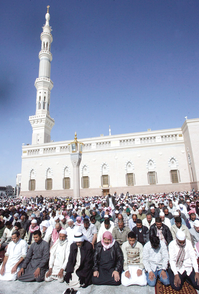 "العبادات فيها تفضيل واضح لليمين"