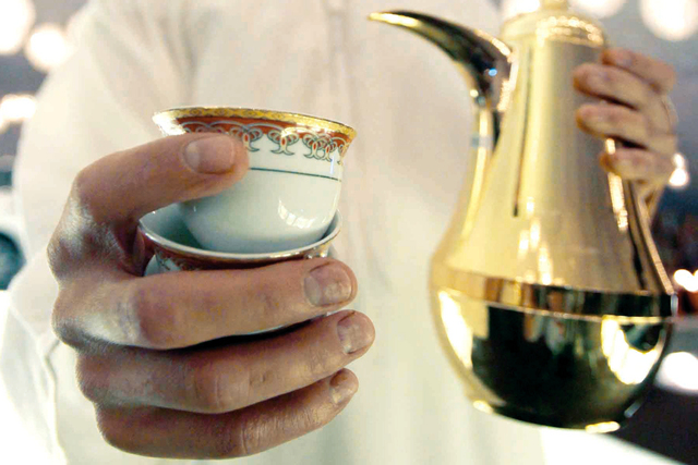 "القهوة العربية و الدلة"