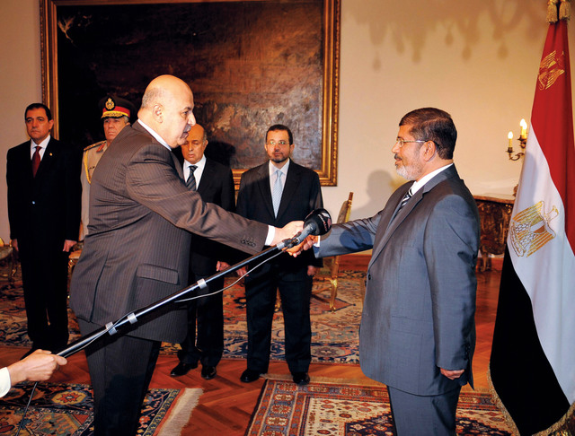 "مرسي يصافح المستشار محمود مكي بعد تعيينه نائباً له \t\tرويترز"
