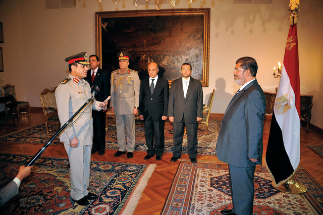 "وزير الدفاع الجديد اللواء عبد الفتاح السيسي يؤدي اليمين أمام مرسي أمس \t\tرويترز"