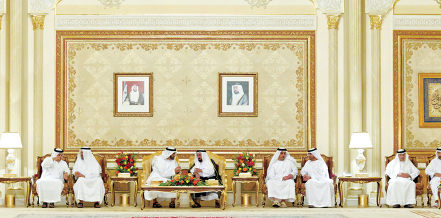 "سلطان القاسمي ومحمد بن زايد وولي عهد الشارقة وسيف بن زايد والشيوخ والمسؤولون"