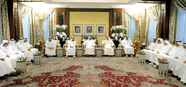 "سموه أثناء حديثه مع الشيوخ والمسؤولين"