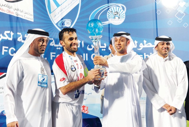 "الخييلي يتوج كابتن فريق الكويت بكأس البطولة \t تصوير: محمد رفيق"