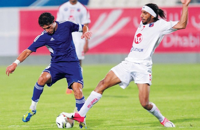 "صراع على الكرة بين فهد العنزي لاعب الكويت وأيمن سعيد لاعب سموحة"