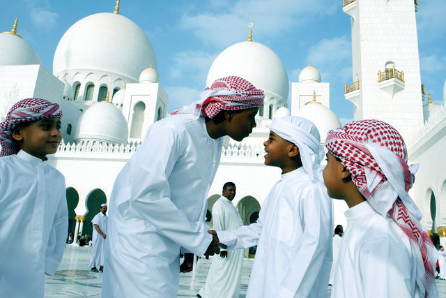 "احترام الكبير والعطف على الصغير من مظاهر القوة في الإسلام"