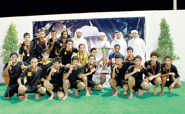 "المنصوري وبن خرباش وأعضاء اللجنة يتوسطون فريق البديع\t  تصوير - سالم خميس"