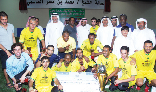 "محمد بن صقر مع الفريق الفائز بالمركز الأول \t تصوير محمد منور"