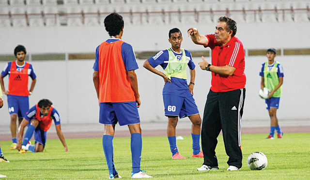 "فوزي البنزرتي خلال اشرافه على تدريبات فريق الشارقة\t البيان"