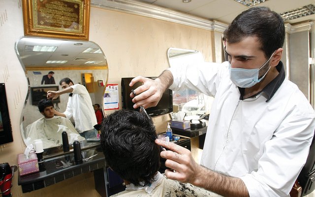 "الحلاقة في نهاية رمضان تشكل أزمة لمعظم الشباب\tأرشيفية"