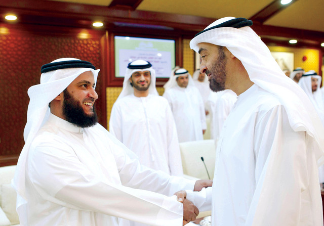 "محمد بن زايد يصافح العفاسي\t\t\tوام"