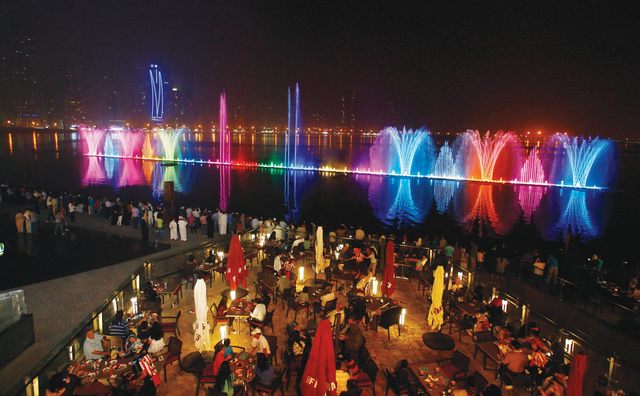 "إقبال كبير على واجهة المجاز"