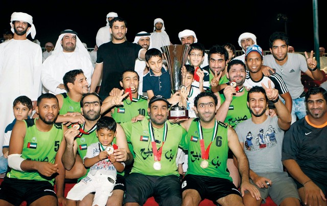 "فريق بن صبيح بعد تقليده الميداليات الذهبية وتسليمه الكأس \t البيان"