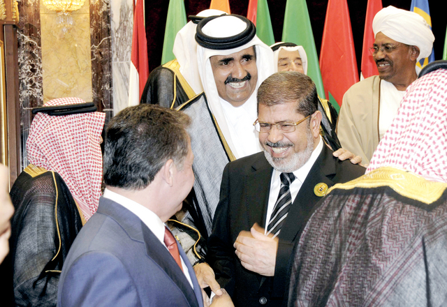 "مرسي في حديث باسم مع عبدالله الثاني وأمير قطر ويظهر في الصورة الرئيس السوداني وأمير الكويت رويترز"